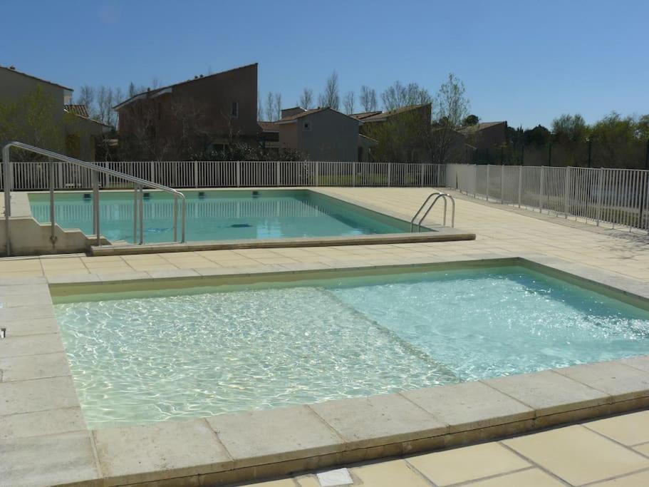 Le Petit Bonheur - Place Parking Privee - Clim - Terrasse - Piscine Partagee - Proche Parc Spirou Saint-Saturnin-lès-Avignon 외부 사진
